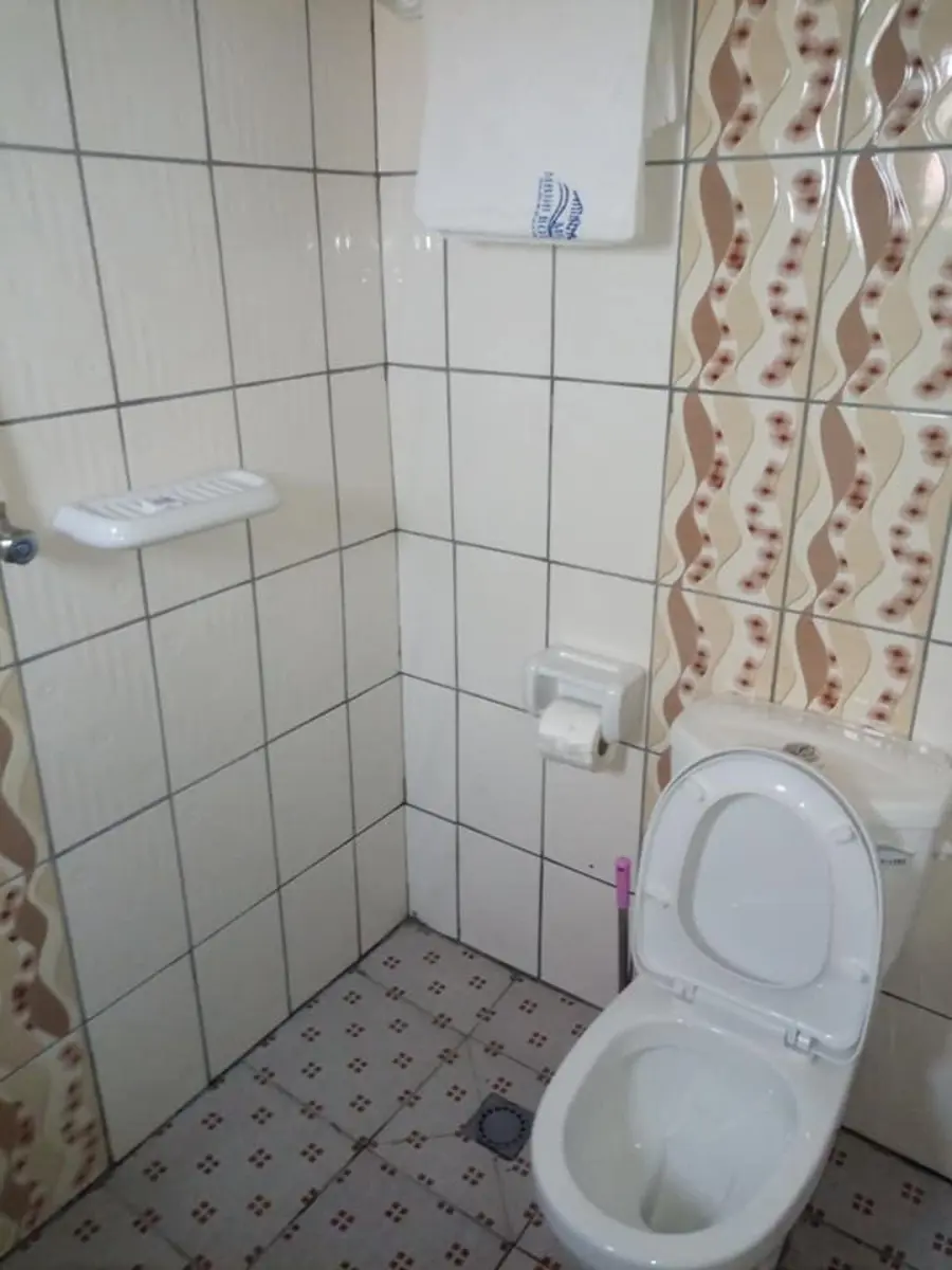 Salle de bain avec douche